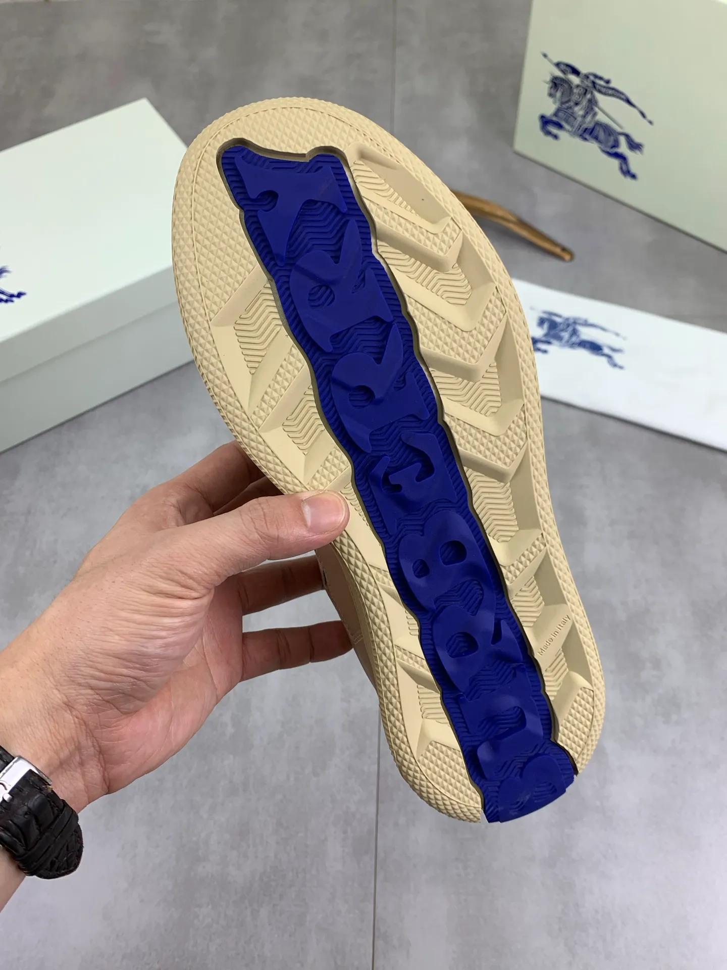 Factory price P640 [BURBERRY] Burberry - High-end quality original order - Upper: imported 🔝 original material - Inner lining: cowhide lining, feet; water-dyed cowhide - Outsole: ultra-light TPR rubber; two-color molded outsole - Super high quality control · Fine workmanship: highlighted (high-end, extravagance, grade) -Size: 39-45 (Male 38 46 can be customized) · Color: Multi-color optional